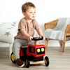 bambino gioca con il trattore cavalcabile Bigjigs Toys – gioco in legno per lo sviluppo motorio
