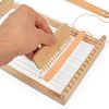 bambina che utilizza un telaio per tessitura in legno
