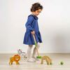 bambina che gioca a croquet con set in legno per bambini