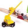 Gru mobile sulla pista dei trenini in legno